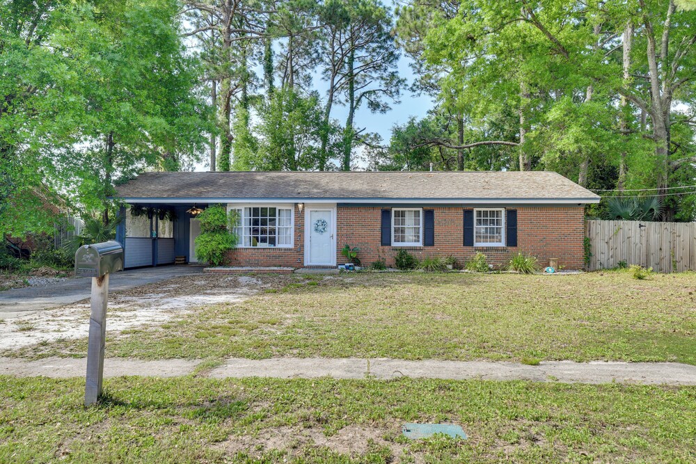 2 Mi to Beach, Near Airport: Heart of Fort Walton