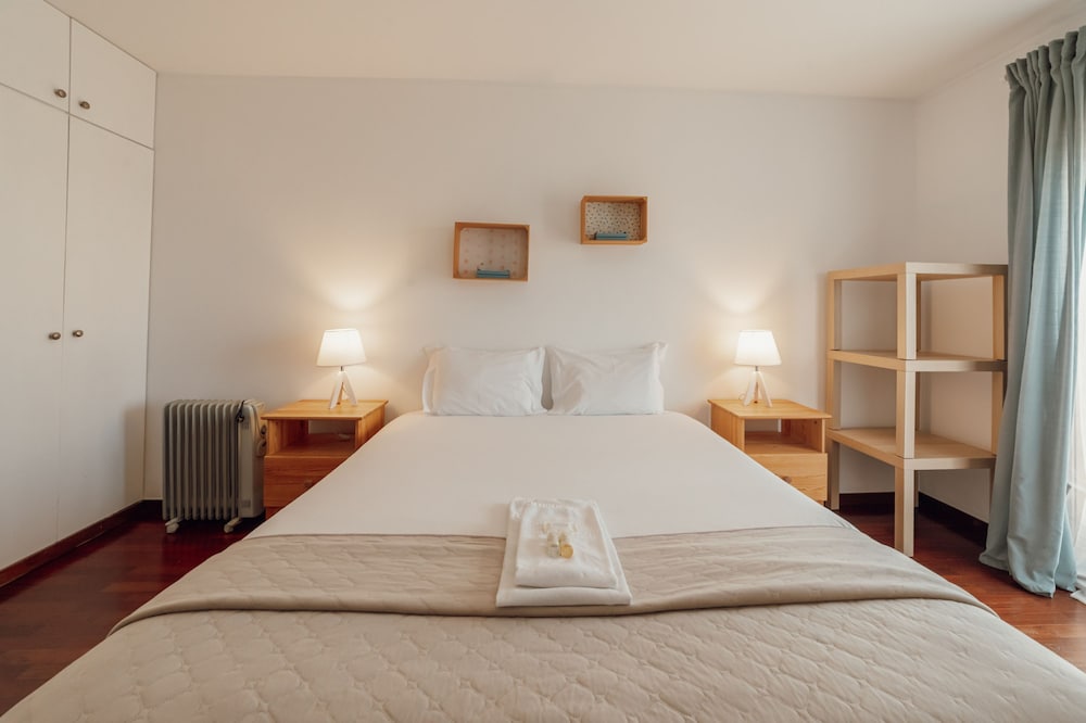 Espinho Modern 3 Bedroom Apartment by Vacationy