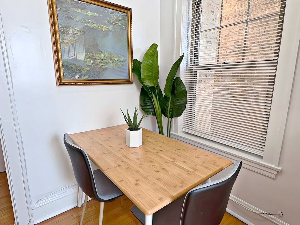 Perfectly Located 1BR - Hinman D2