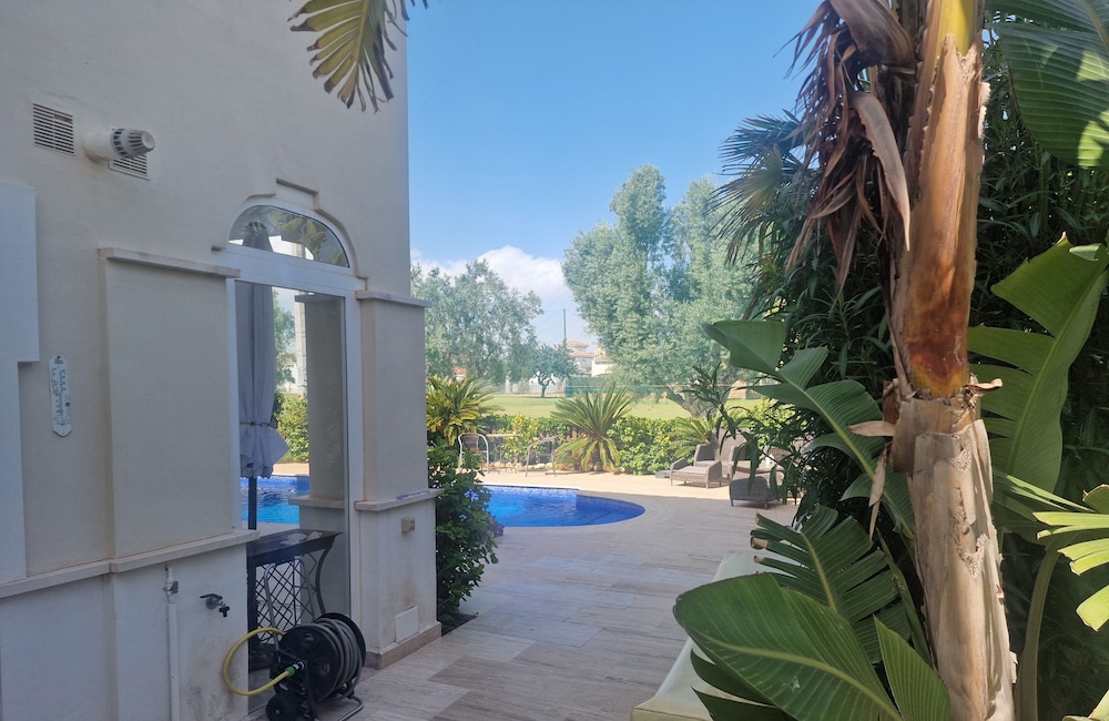 Luxury Villa - Pet Friendly & Free Parking