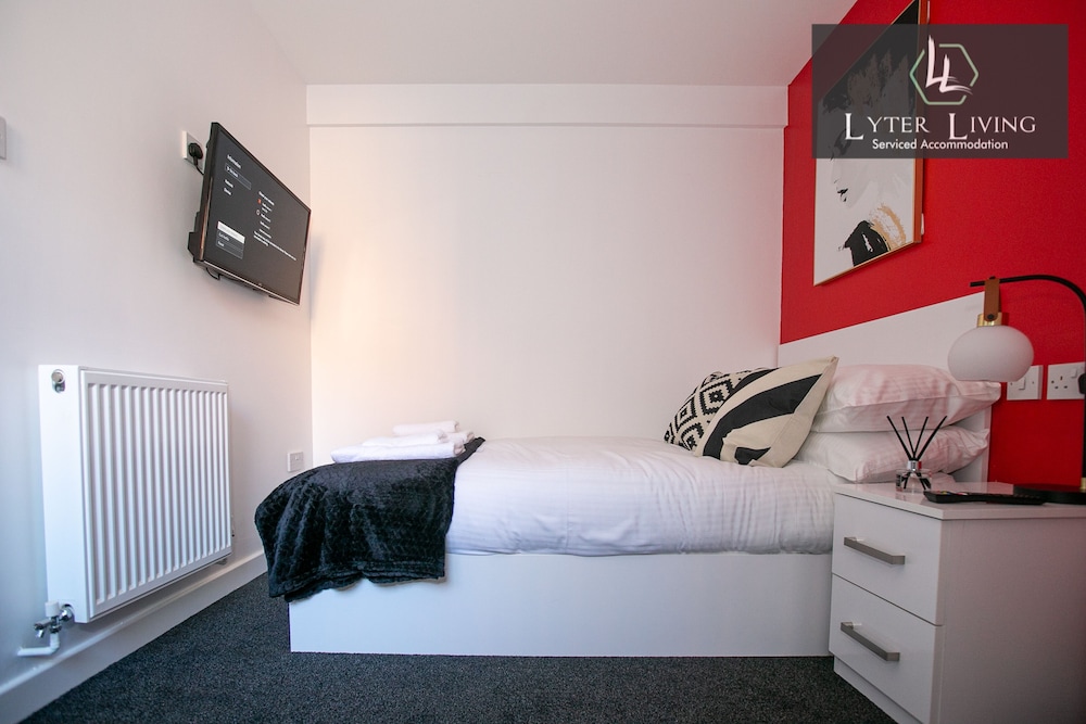 Leicester's Lyter living Serviced apartments Opposite Leicester Railway Station view 3