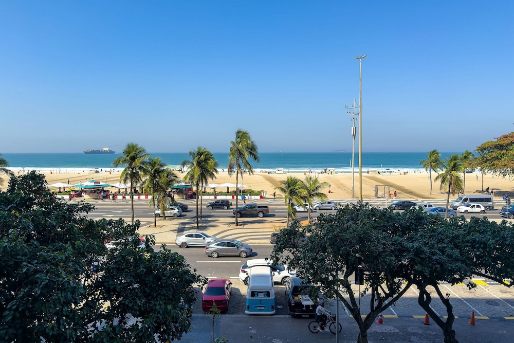 Copacabana – Av. Atlântica | 4 quartos, Vista Mar, 1 min praia de Copacabana - por Casapē Rio