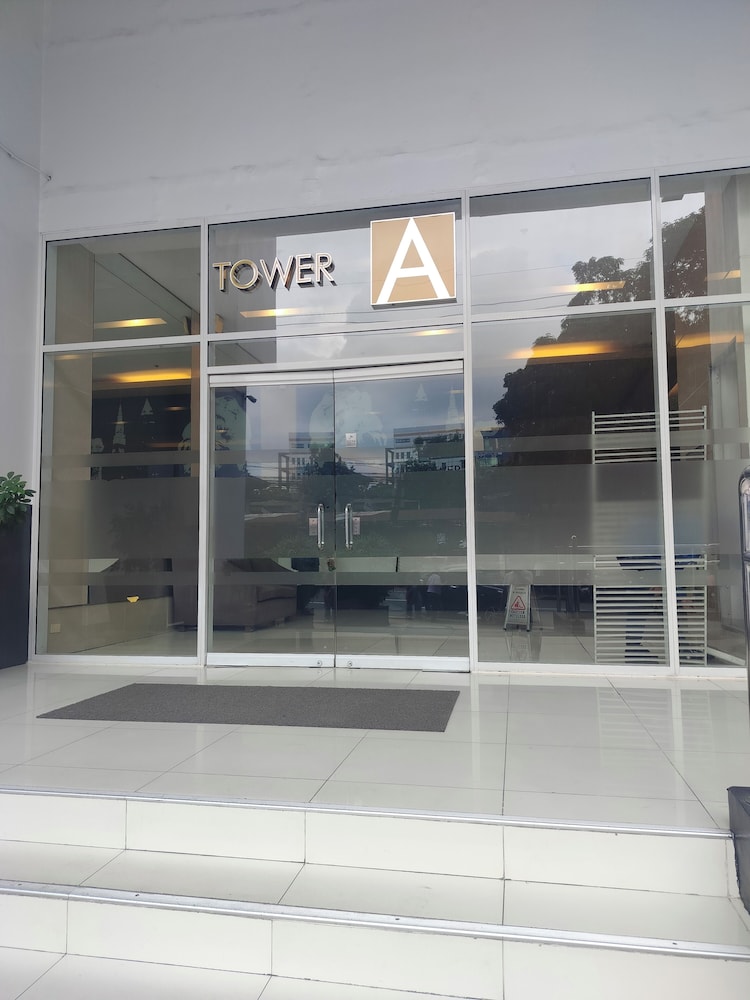 Cozy Quezon City Condo With Private Pool & Elevator Access