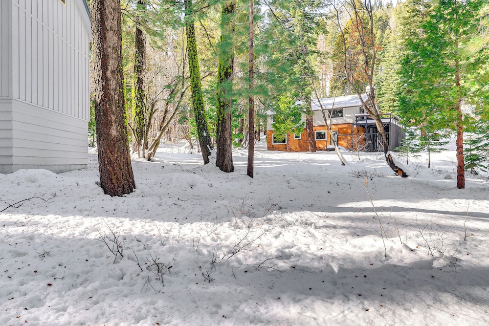 < 2 Blocks to Lake Tahoe: Family Home Near Skiing