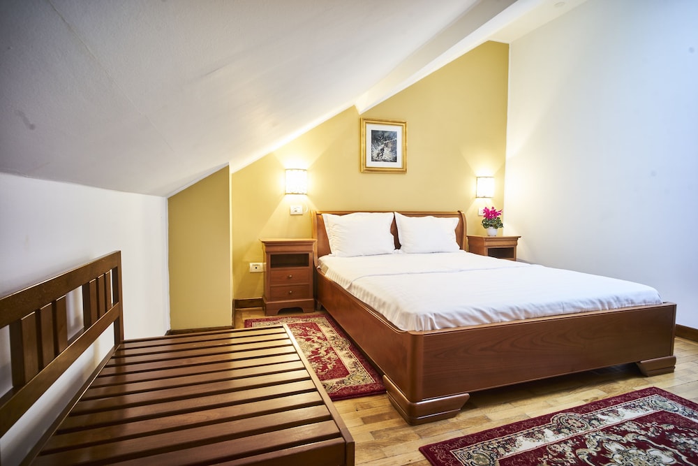 Cozy Attic Room V view 4