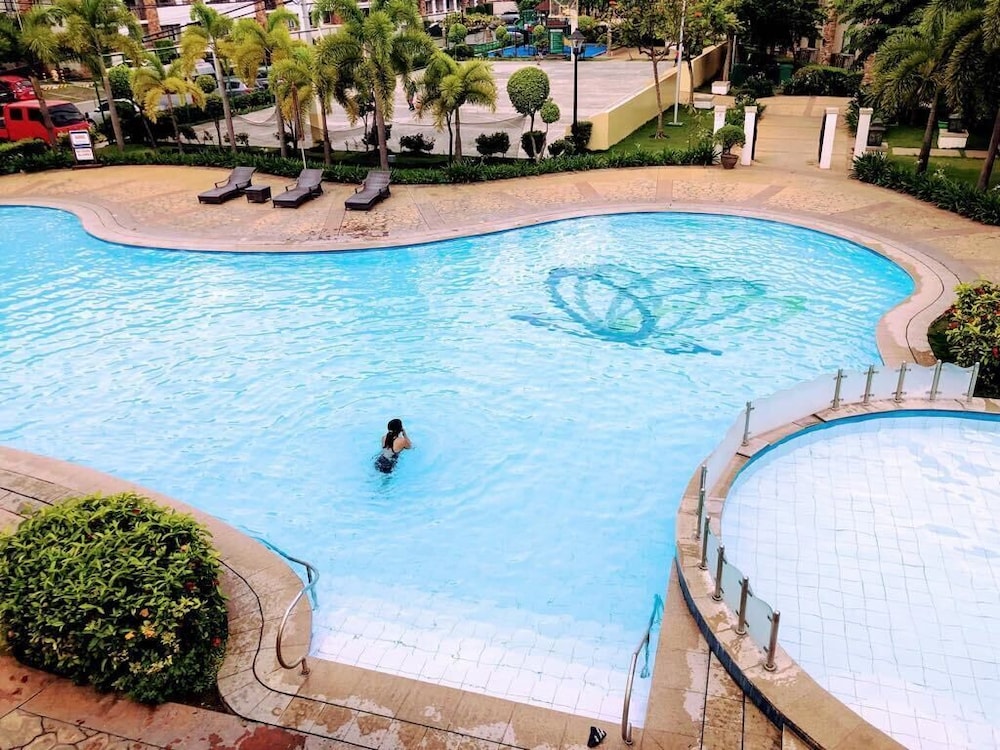 1 Bedroom Deluxe Condo at Apartelle D' Oasis