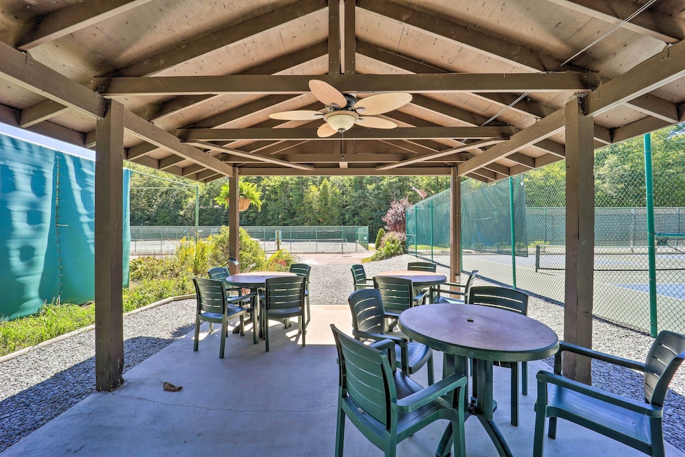 Hike, Swim, Ski & More: Pet-friendly Newland Home!