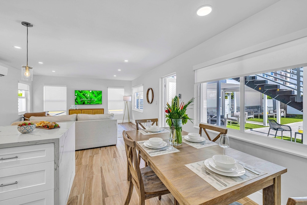 Beach Condo King Bed Lush Patio w BBQ Birch Key Six