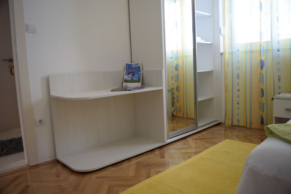 Jele Rooms
