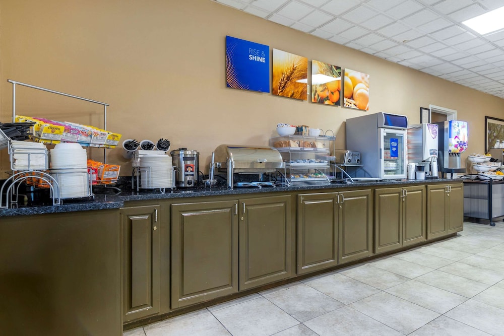 Port Wentworth Vacations - Comfort Suites Savannah North I-95 - Property Image 11