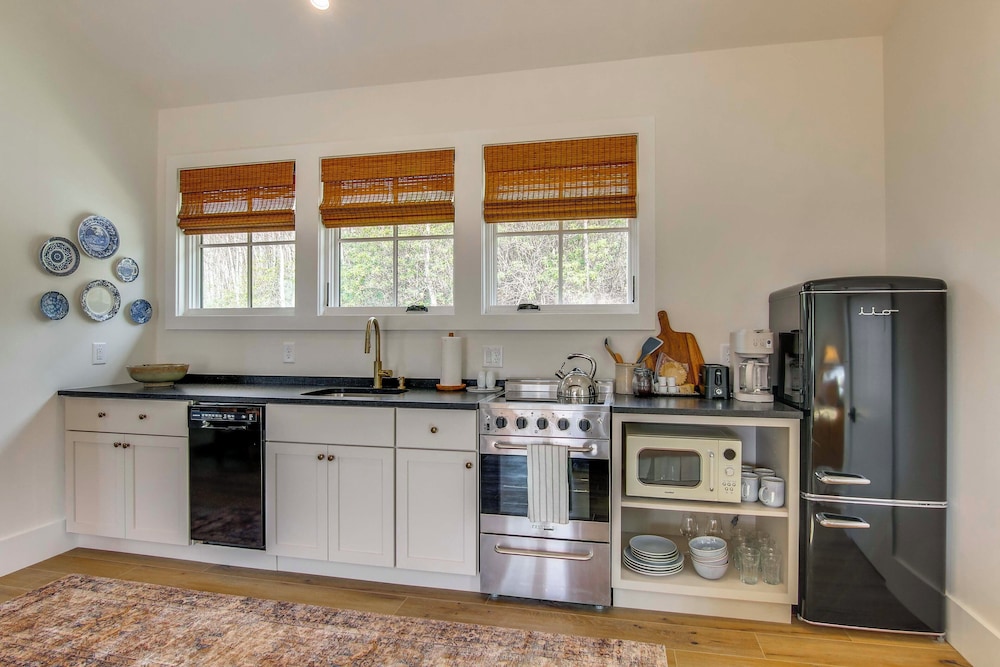 Modern Mountain-view Gem w/ Deck in Glenville