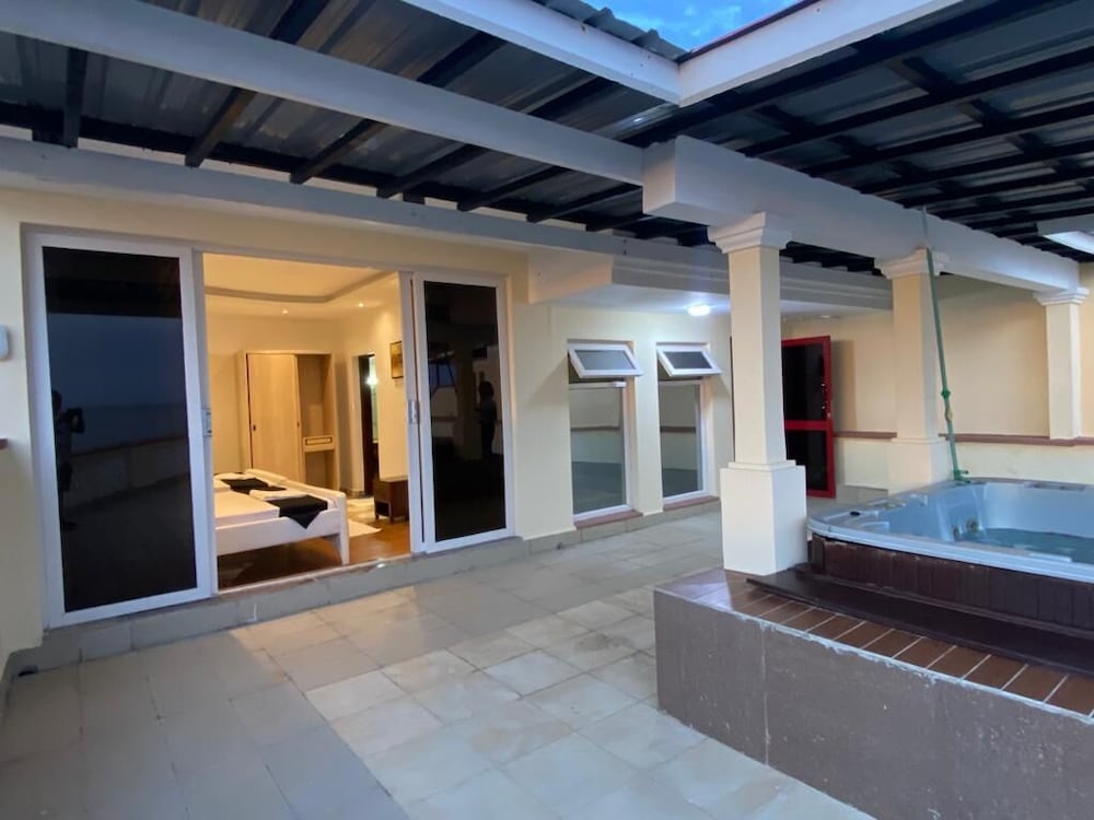Eden Beach Resort Apartments
