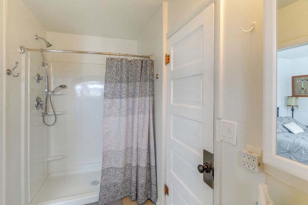 2 Mi to Snake River: Quaint Farmhouse w/ Patio!