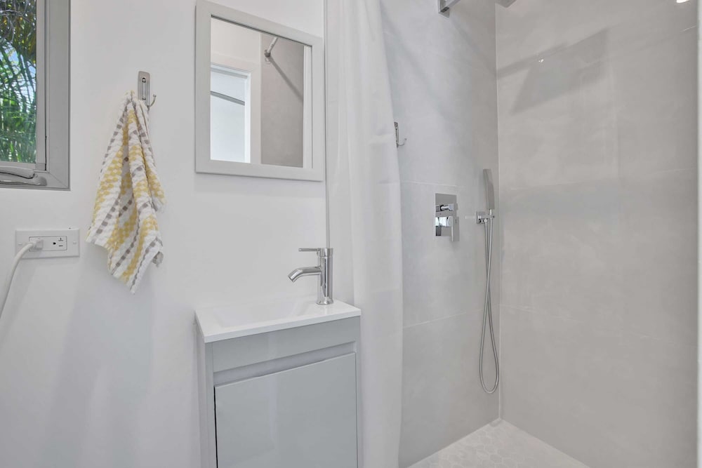 Sunshine Getaway Sleeps 4!