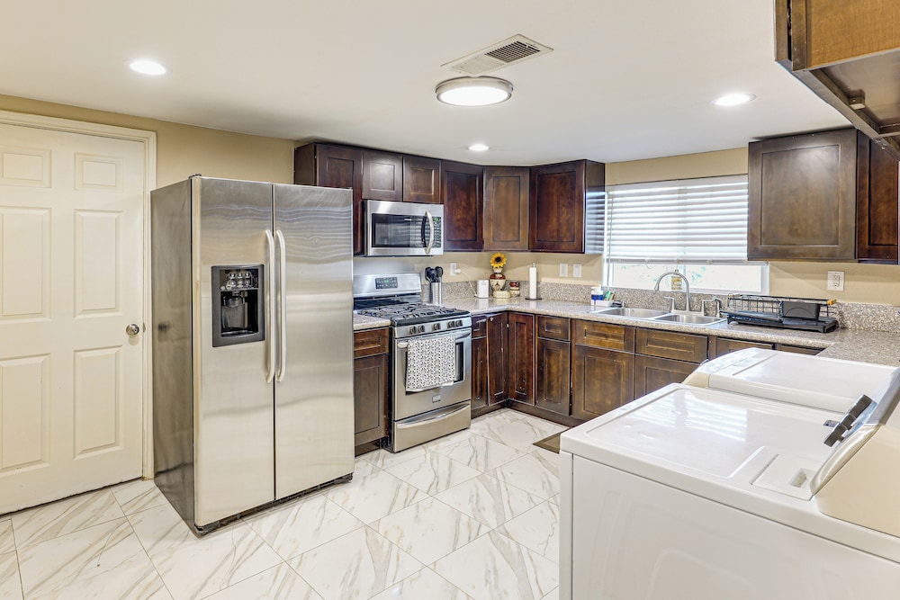 Cozy Home w/ Patio 24 Miles to Carlsbad Caverns NP
