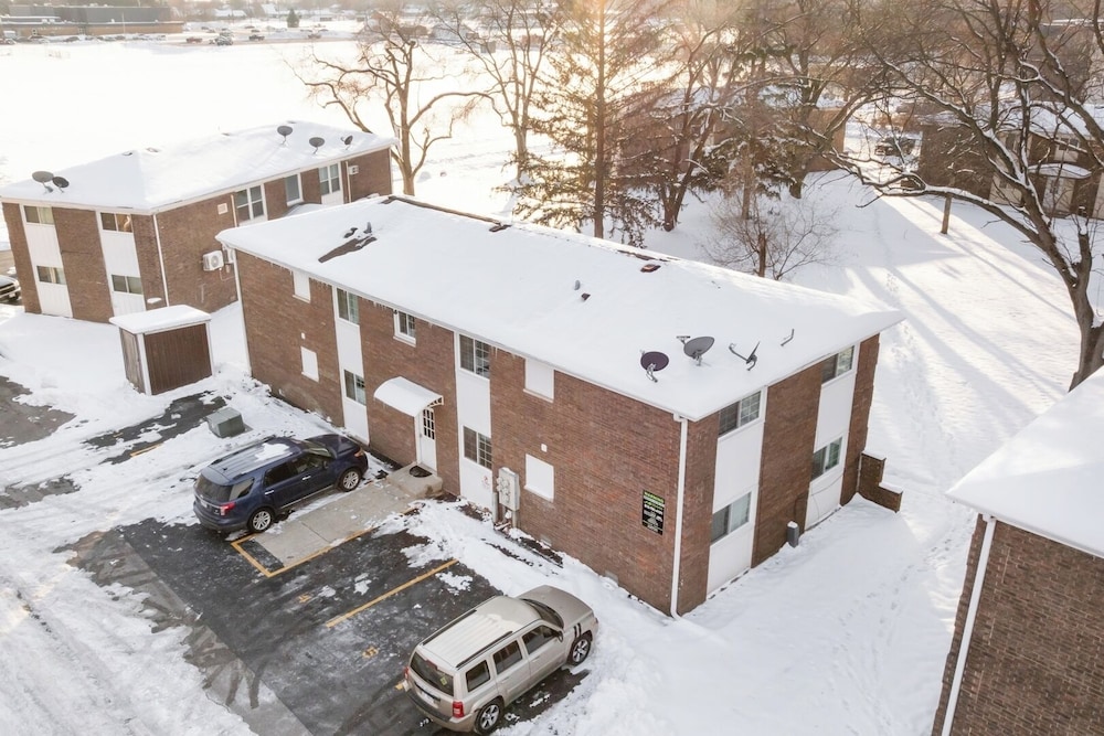 Modern 1BR Apt Near Lake & Downtown