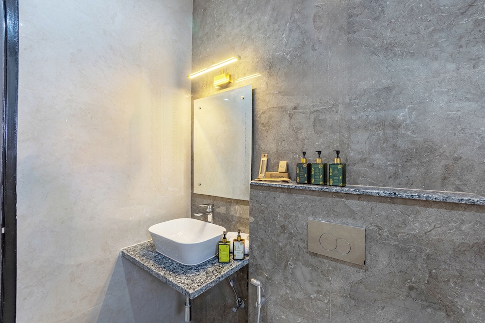 ELIVAAS 5 BHK With Pvt Pool - Zenora