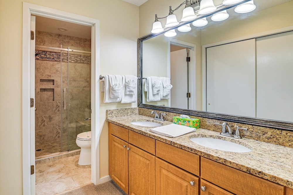 Unwind Poolside & Walk to Ocean! Myrtle Beach Unit