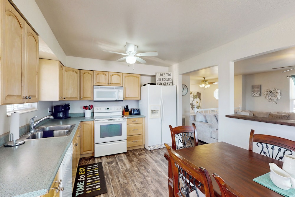 4BR Home w/ W & D, Private Backyard