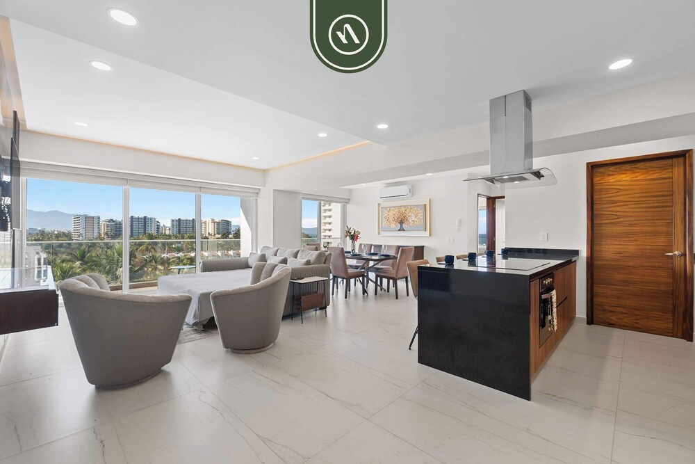 Tropical 2 BR Retreat - Close to the Beach - Pool