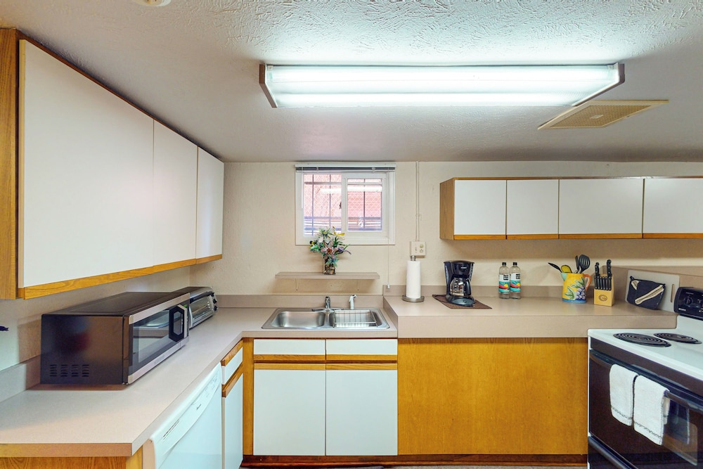 Elati Guesthouse: Walkable Home in Arts District