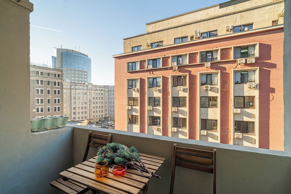 Designer 2-Bedroom Flat with Balcony & Full Amenities Steps from Piata Universitatii