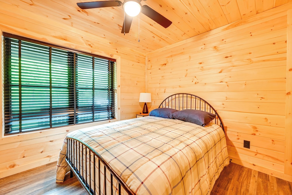 Near Mammoth Cave: Family-friendly Cabin w/ Patio!