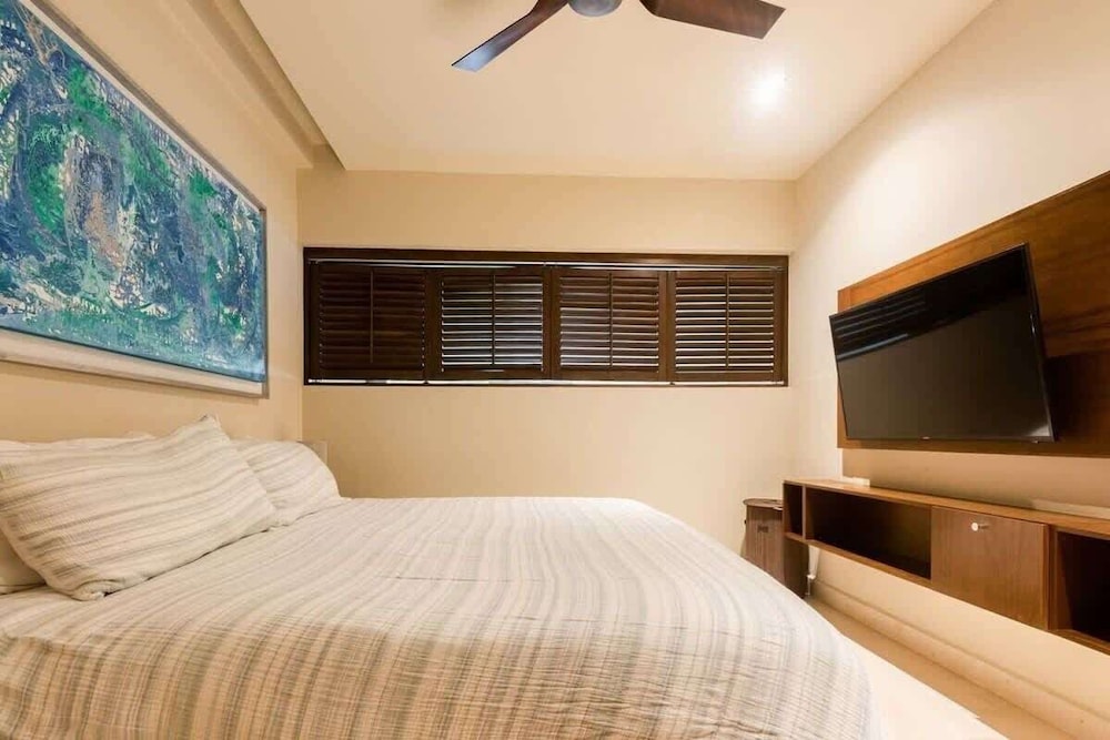 1 Br. Steps From the Beach Roof W/ocean View