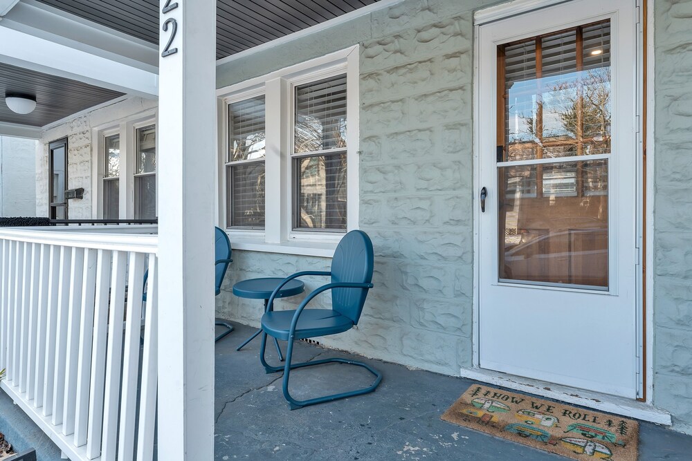Chez Old Town Walk To Shops Metro & Waterfront 2 Bedroom Townhouse