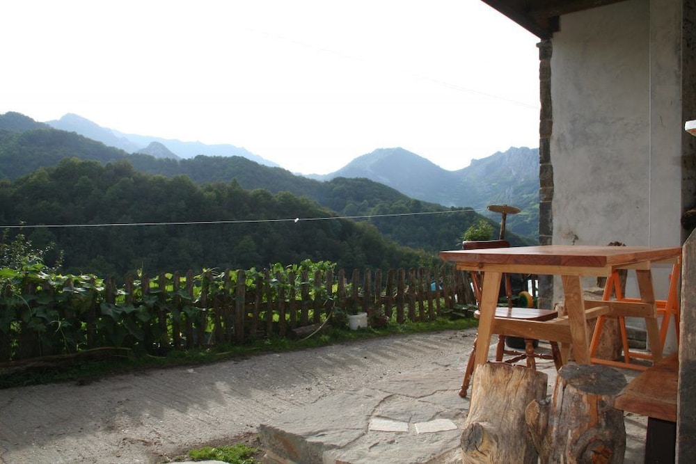 Albergue Les Xendes. Parque de Redes - Hostel view 2
