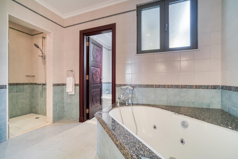 Exclusive 6BR Palm Villa w Private Pool and Beach