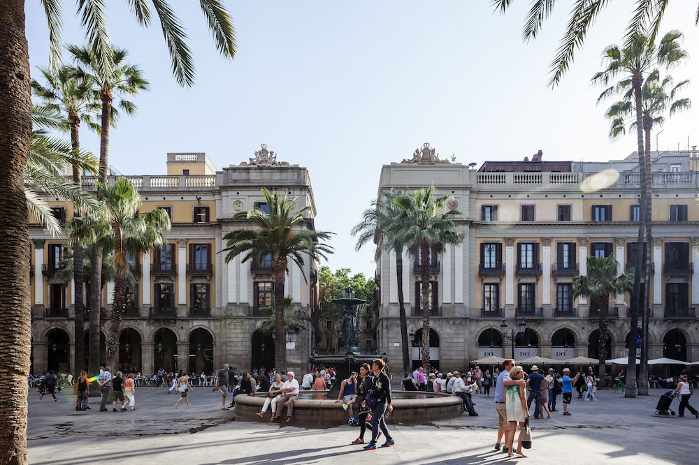 Las Ramblas Pasaje Bacardi Apartments