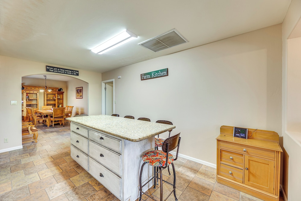 Near Golfing & Green Spaces: Florence Family Home!