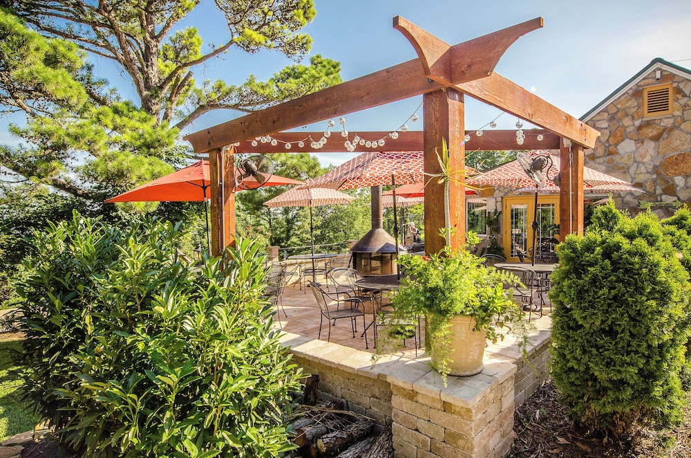 Whispering Woods Cabins & Grill