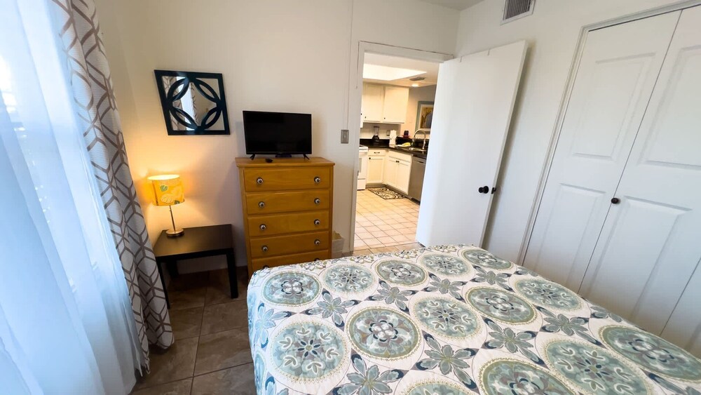 Cozy Family Retreat Steps To Beach Pool / Hot 2 Bedroom Apts
