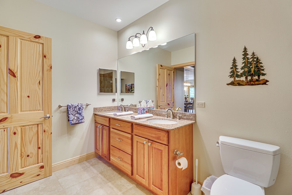 2 Mi to Angel Fire Resort: Luxury Condo w/ Balcony
