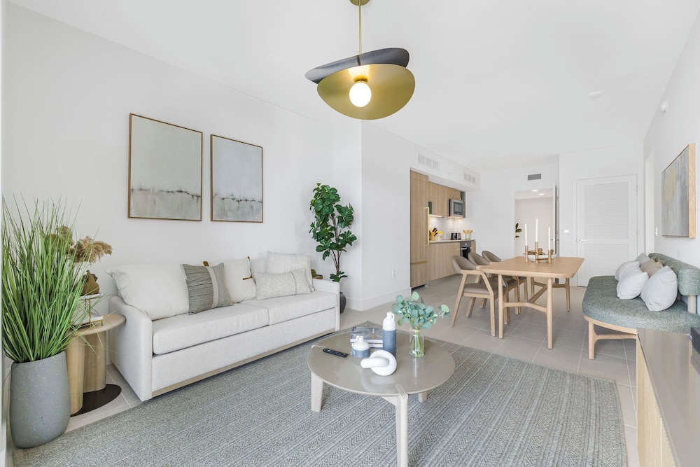 Experience Luxury & Bayfront Views
