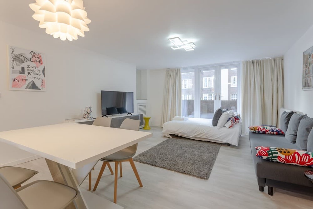 Kensington Gardens 2 Bedroom Flat With a Balcony
