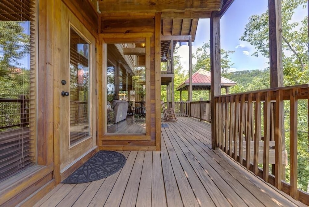 Soaring Spirit - 5 Bedrooms, 5 Baths, Sleeps 18 Home by RedAwning