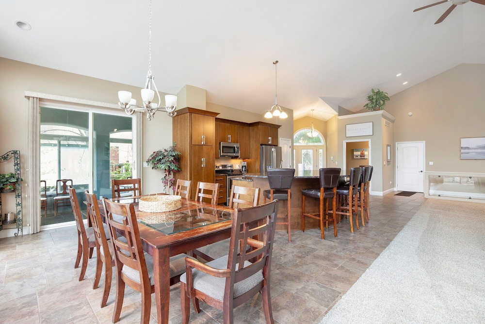Huge! Sleeps 30-kayaks, Pedal Boat & Paddle Boards