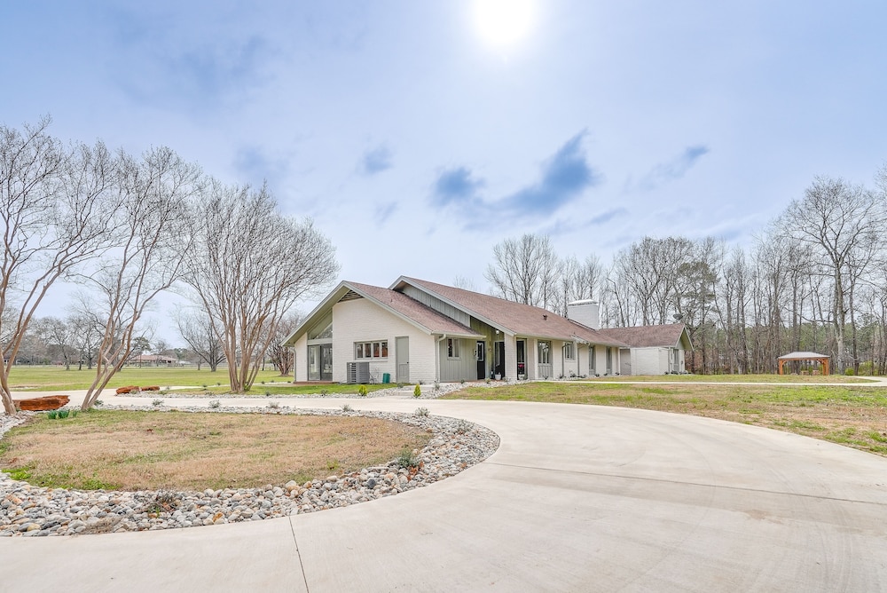 Peaceful Longview Home w/ Pond, 6 Mi to Downtown!