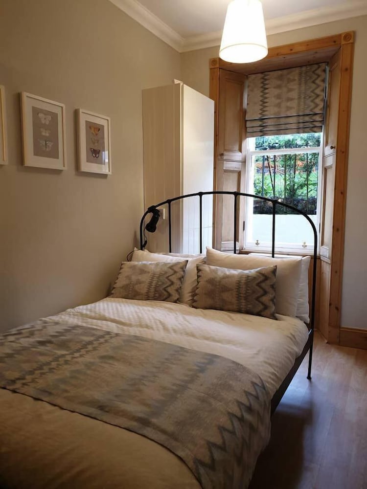 Cosy Flat With Garden View view 3