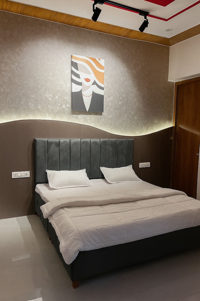 Let'stay- Noida