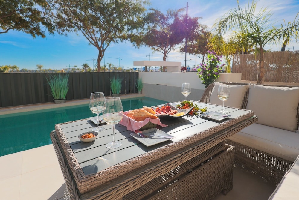4 Bed Villa - Sleeps 8 - Pool - Garden - Parking