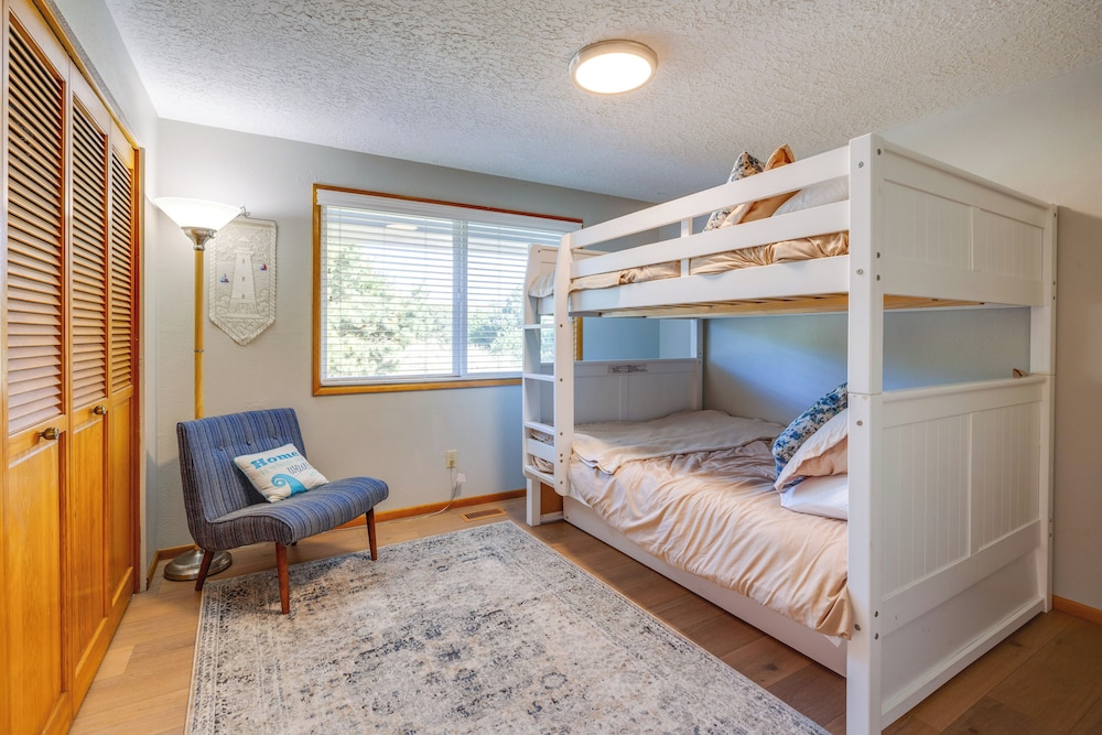 1/8 Mi to Neskowin Beach! Cozy Oregon Coast Home