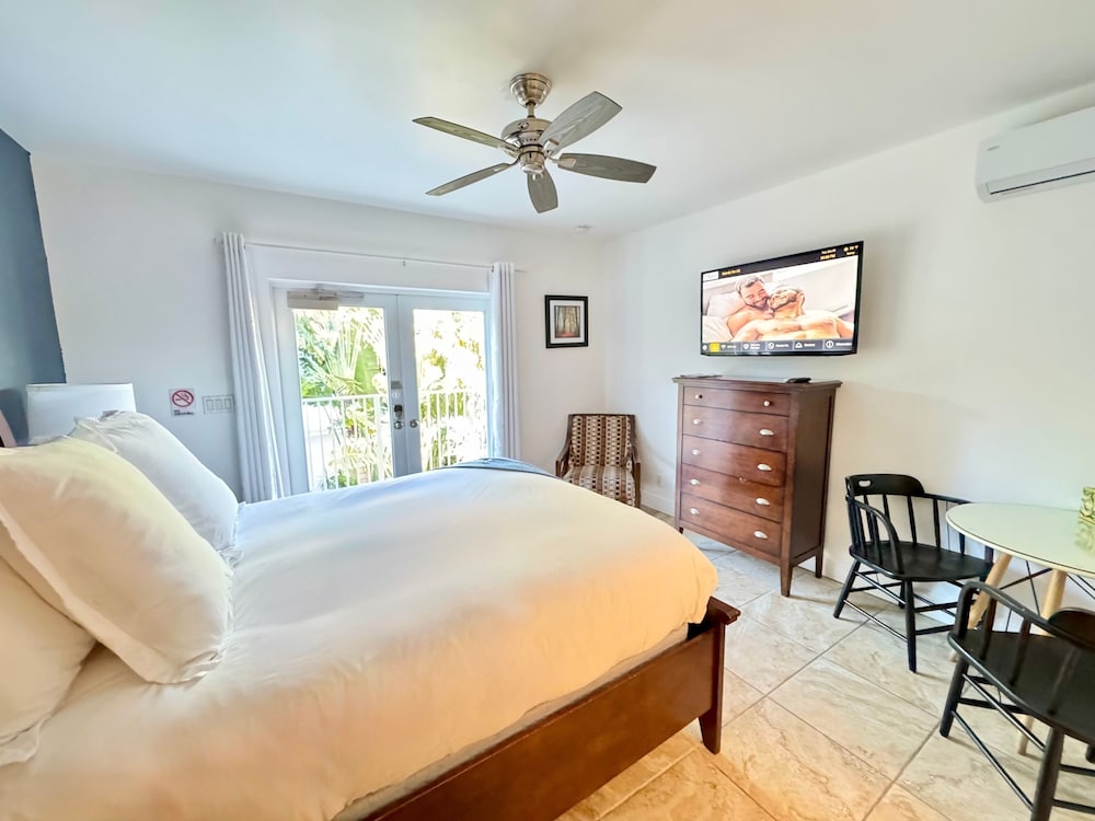 Islands Inn on the Drive - Vista Azul Suite - Queen Bed - A2
