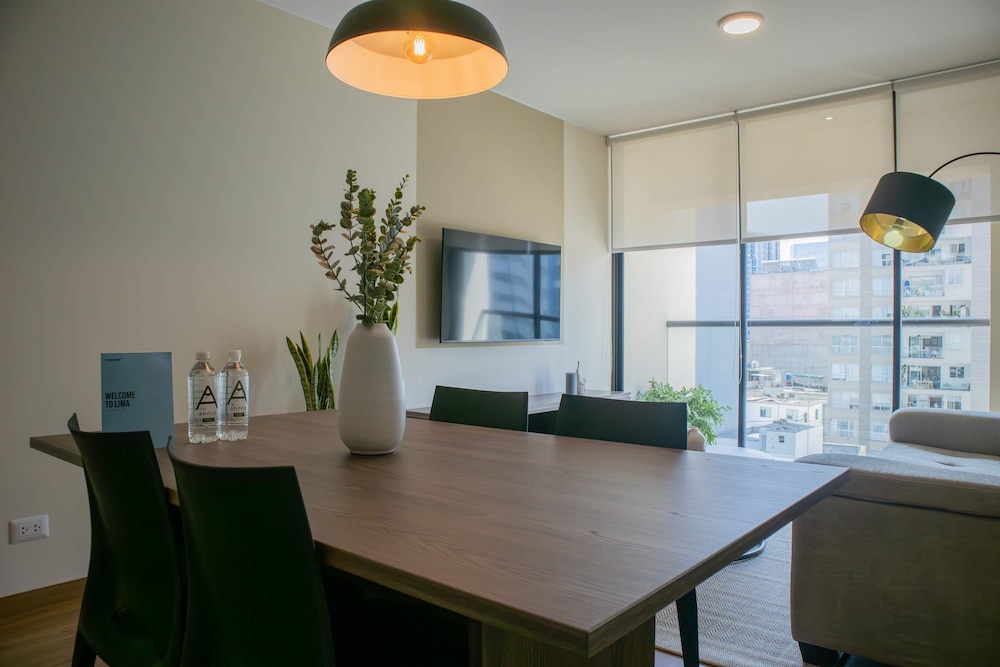 w Striking 1BR w Perfect Balcony Near Kennedy Park