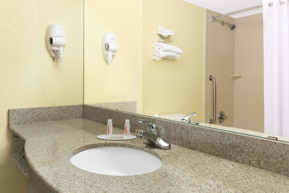 Hattiesburg Vacations - Super 8 by Wyndham Hattiesburg South - Property Image 9