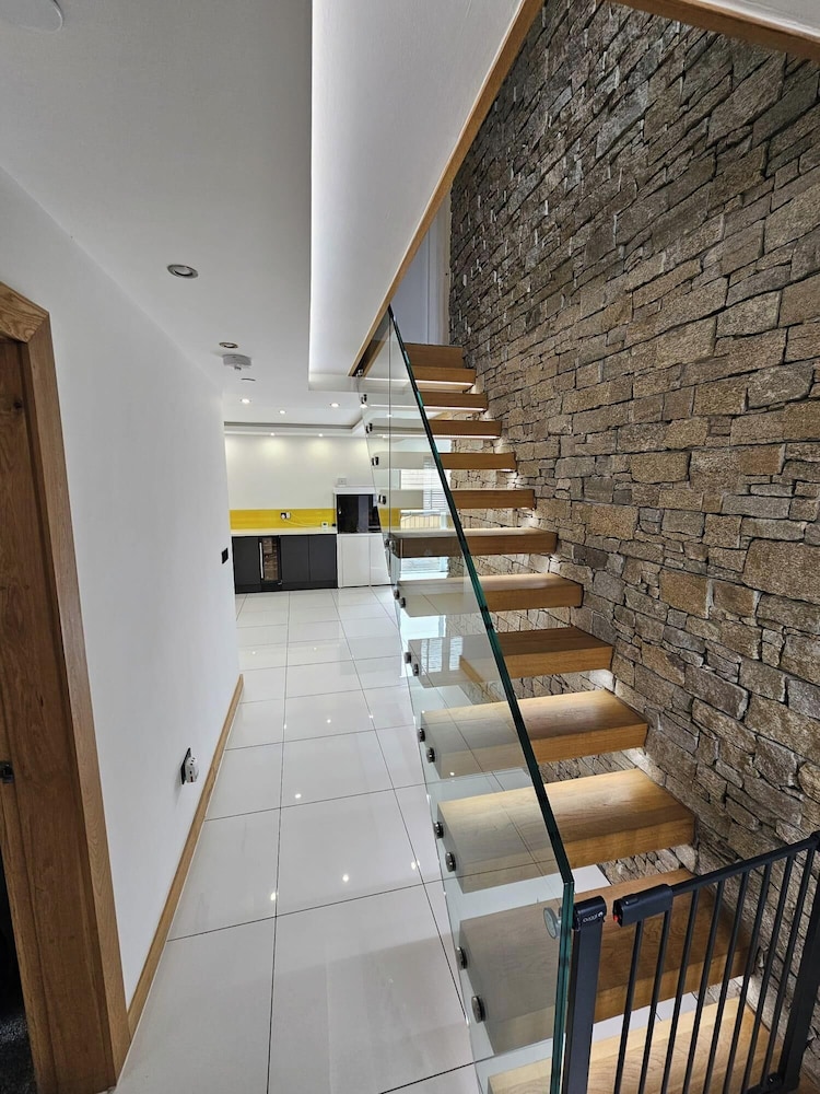 Modern, Large Open Plan 4 bed Property in Abergele