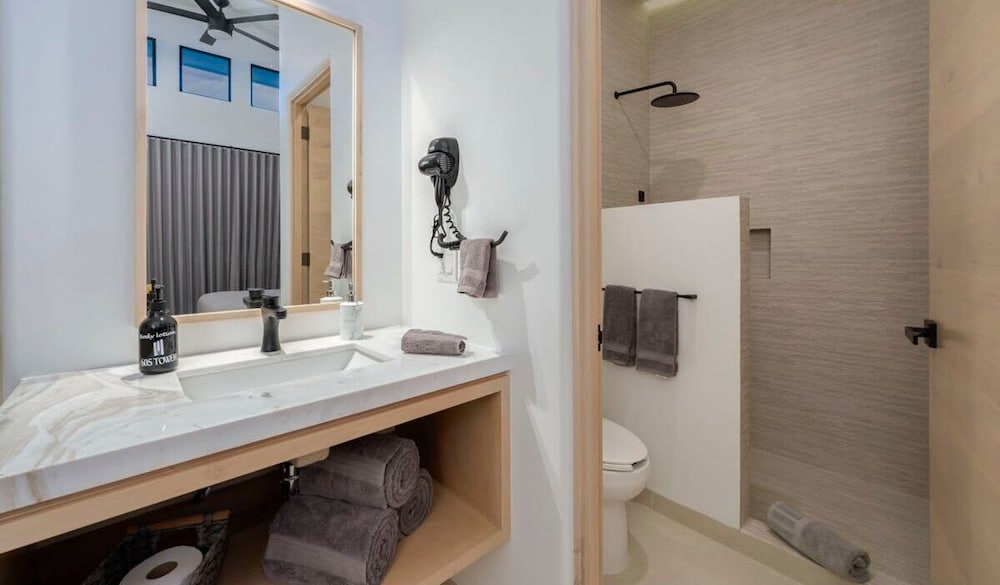 New 1BR Condo in Marina - Rooftop Pool - King Bed